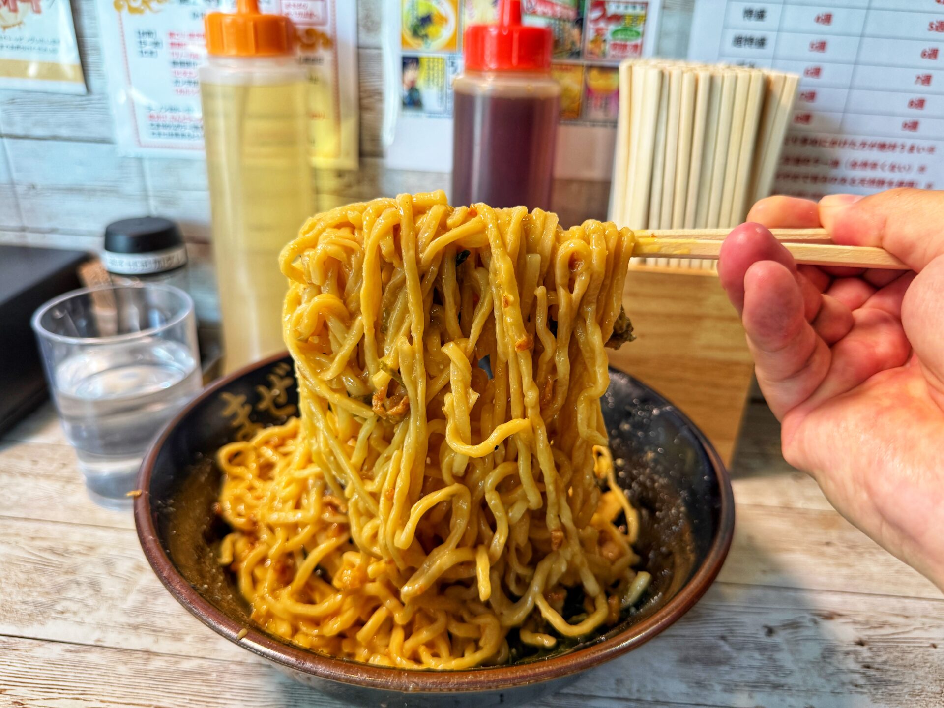 越谷市「まぜまぜ怪獣 越谷駅前店」特盛までいつでも無料！油そばのデカ盛りチャレンジも発見