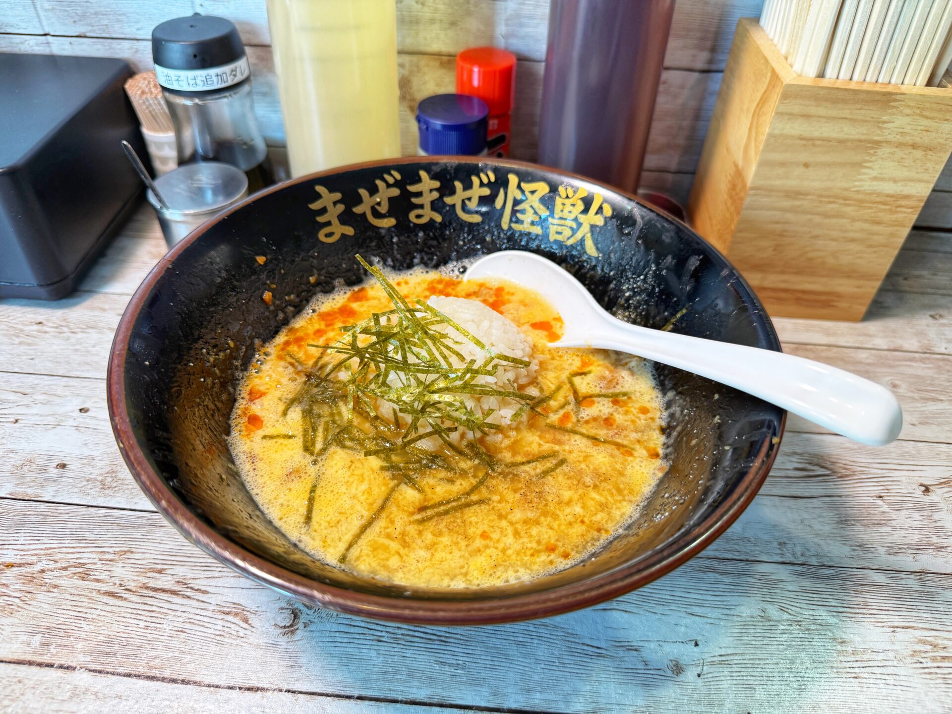 越谷市「まぜまぜ怪獣 越谷駅前店」特盛までいつでも無料！油そばのデカ盛りチャレンジも発見