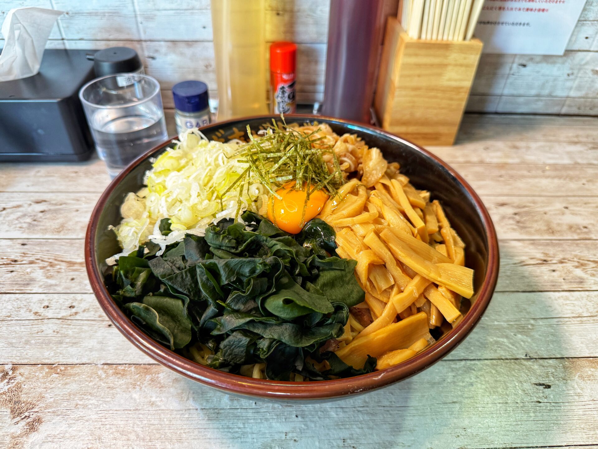 越谷市「まぜまぜ怪獣 越谷駅前店」特盛までいつでも無料！油そばのデカ盛りチャレンジも発見
