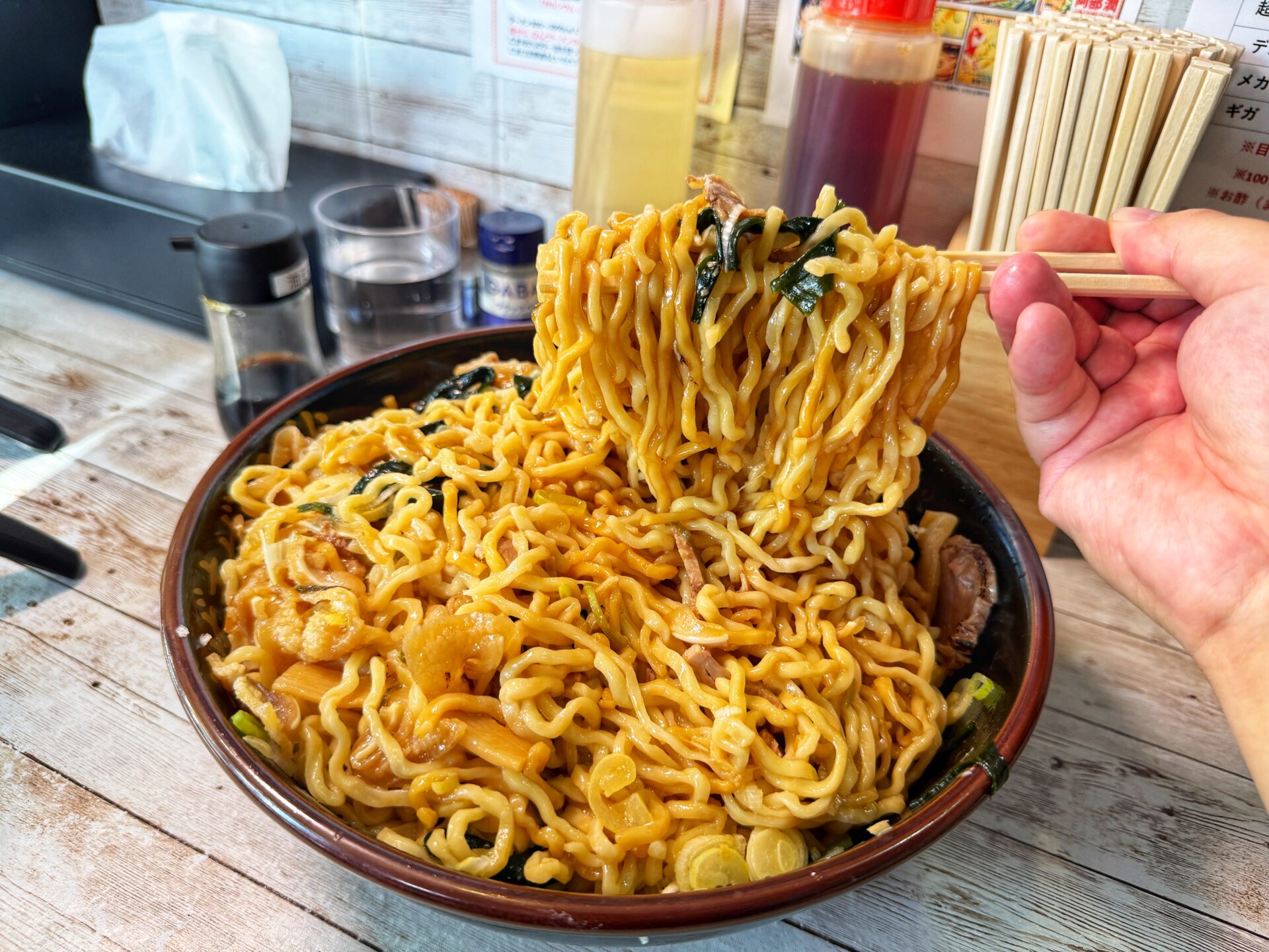 越谷市「まぜまぜ怪獣 越谷駅前店」特盛までいつでも無料！油そばのデカ盛りチャレンジも発見