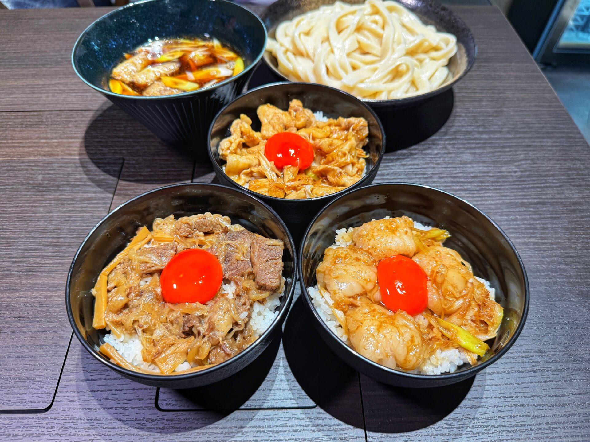 新座市「ホルモンうどん焼肉酒場 志木本陣」黒毛和牛の旨辛ホルモン汁うどんと爆安セット