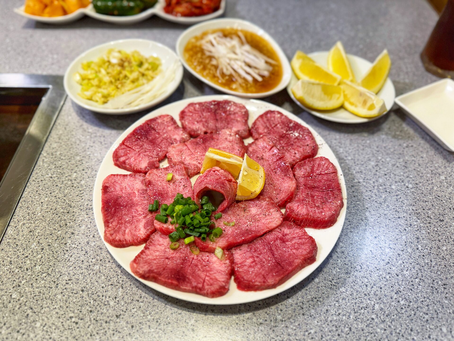川口市「炭火焼肉ホルモン まる味」厚切りの極上牛タンと極厚ロースに絶品ホルモン焼肉