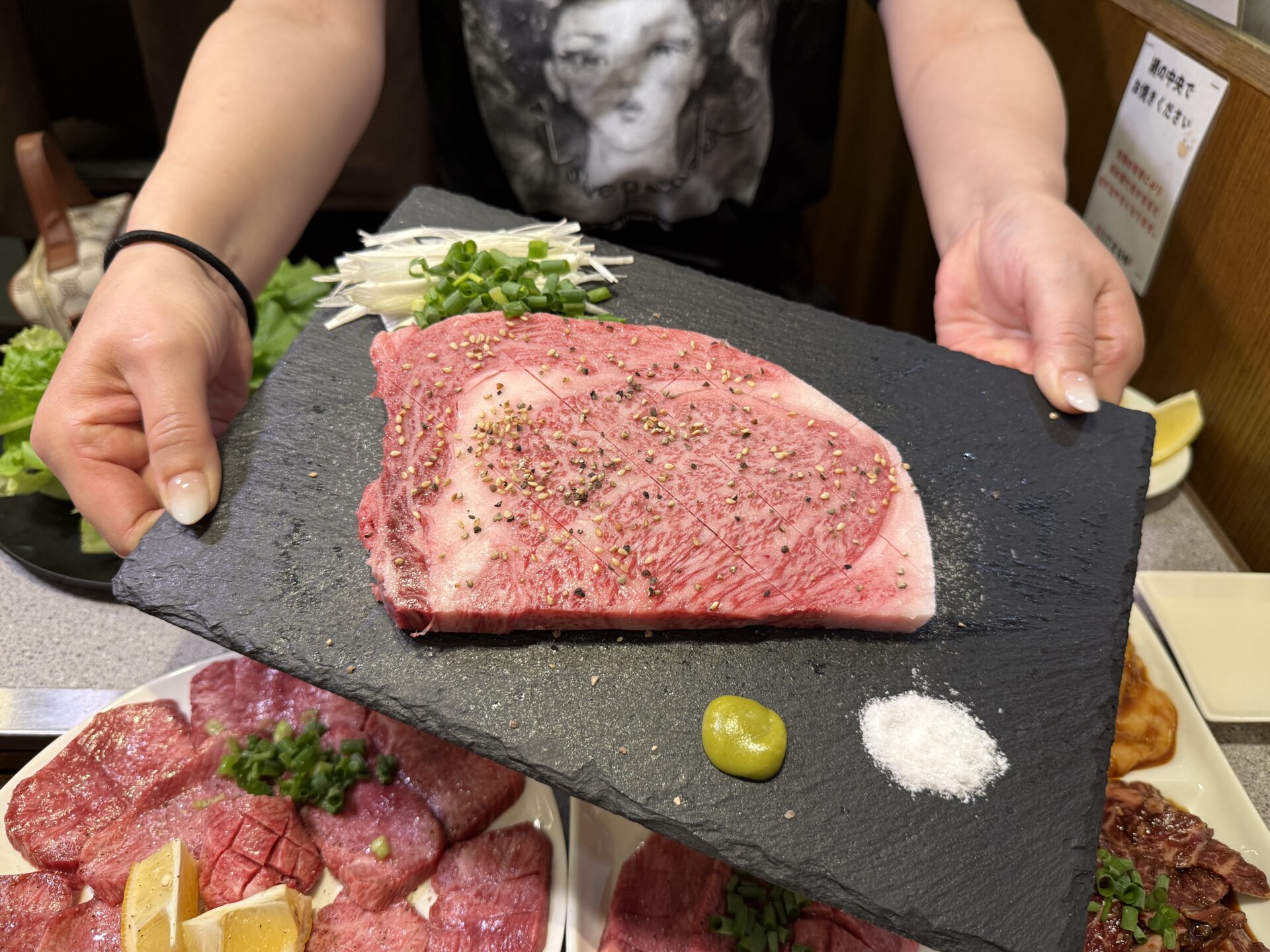 川口市「炭火焼肉ホルモン まる味」厚切りの極上牛タンと極厚ロースに絶品ホルモン焼肉