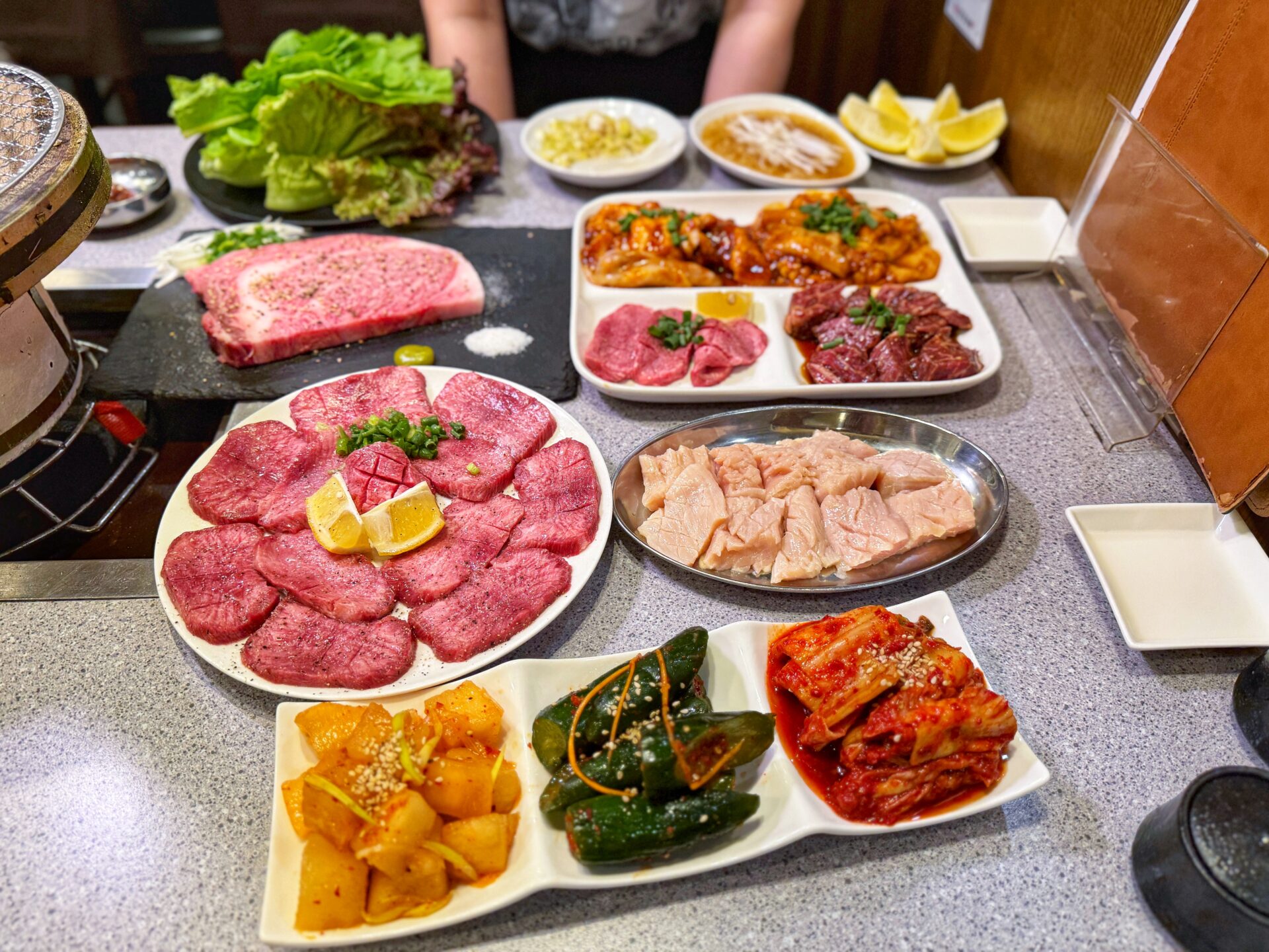 川口市「炭火焼肉ホルモン まる味」厚切りの極上牛タンと極厚ロースに絶品ホルモン焼肉