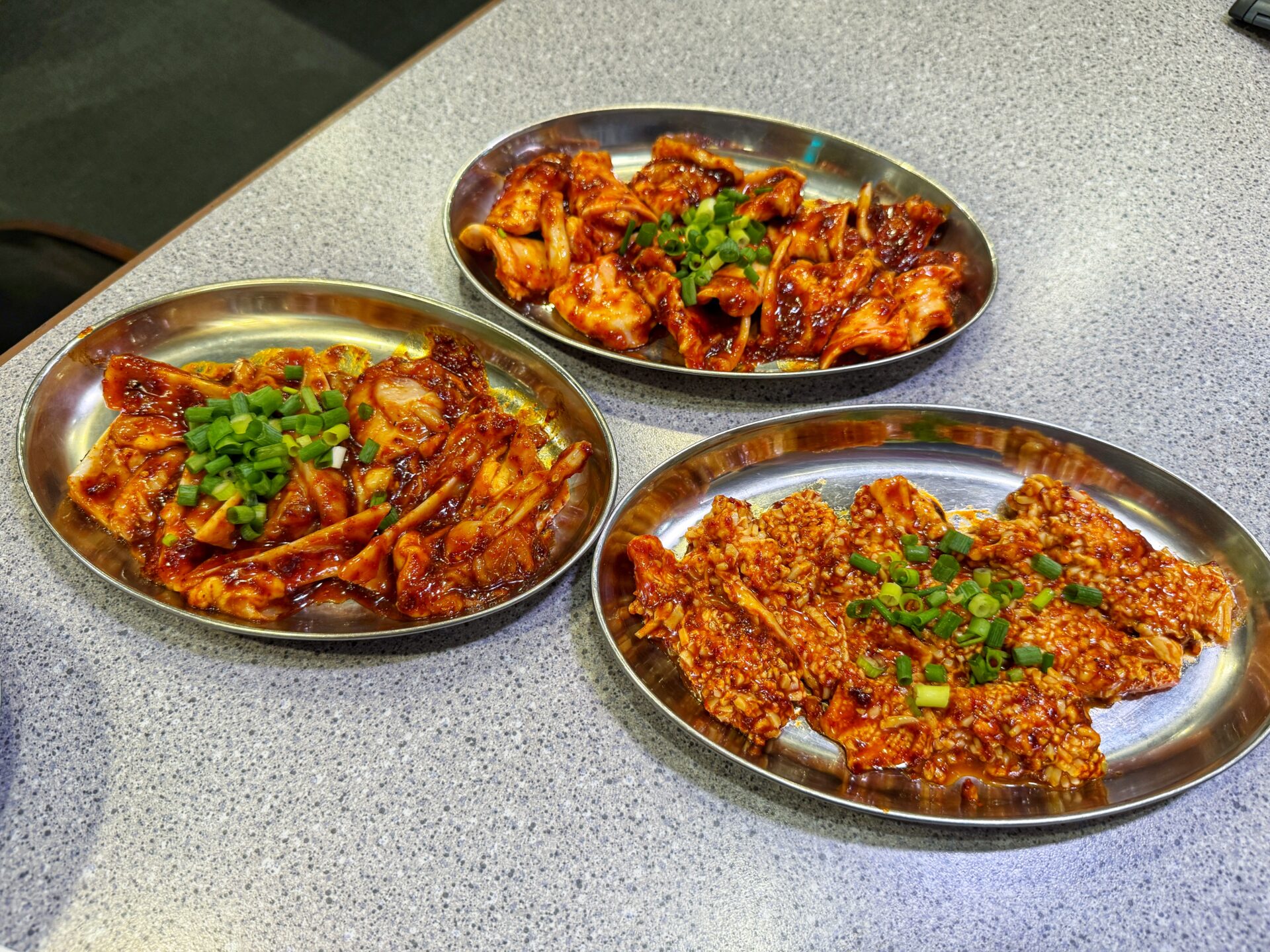 川口市「炭火焼肉ホルモン まる味」厚切りの極上牛タンと極厚ロースに絶品ホルモン焼肉