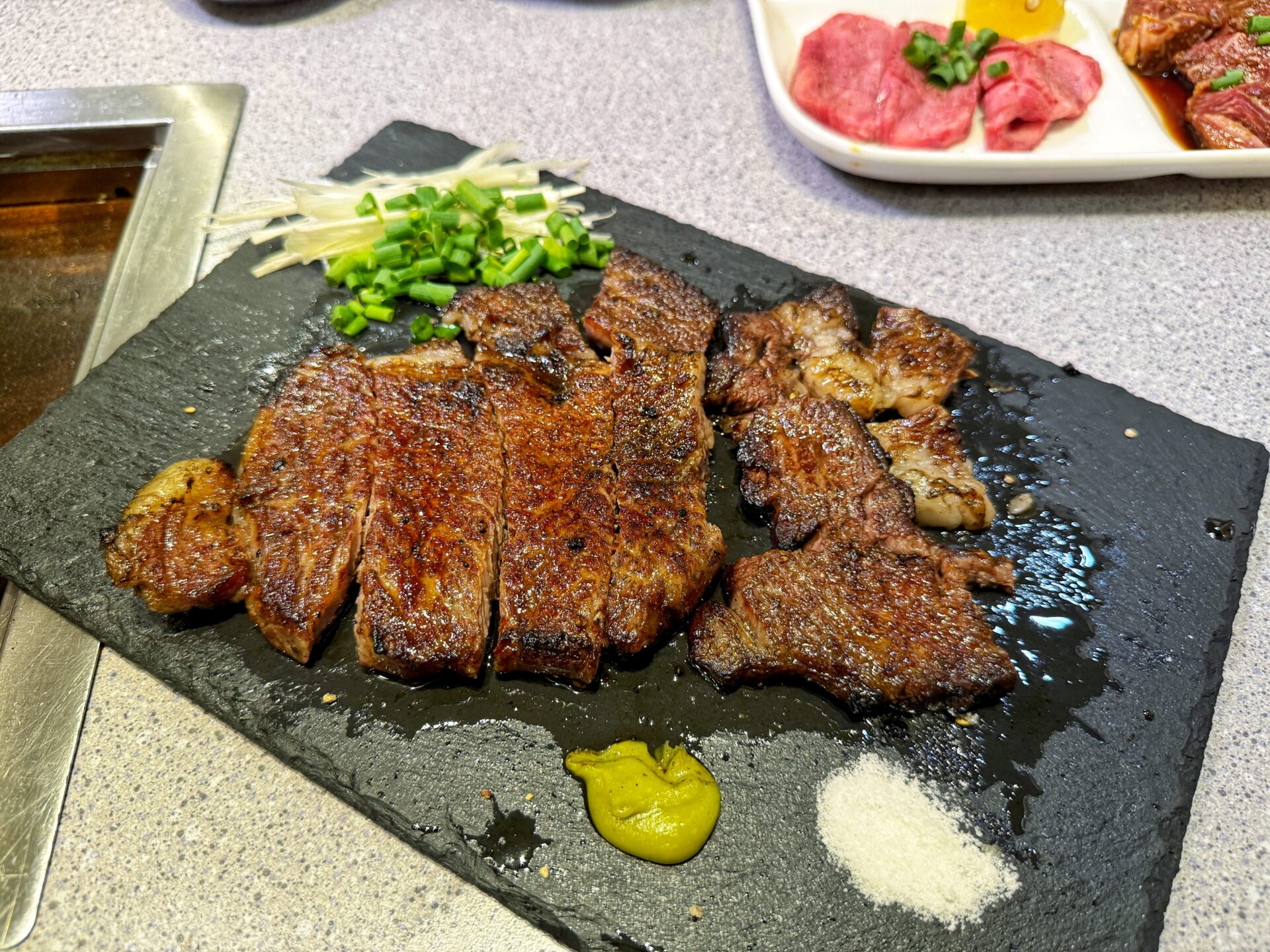 川口市「炭火焼肉ホルモン まる味」厚切りの極上牛タンと極厚ロースに絶品ホルモン焼肉