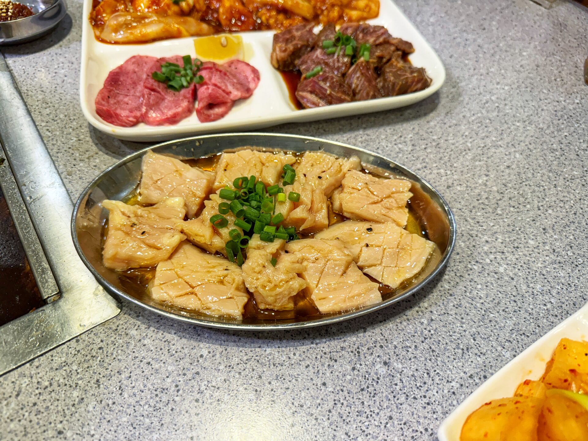 川口市「炭火焼肉ホルモン まる味」厚切りの極上牛タンと極厚ロースに絶品ホルモン焼肉