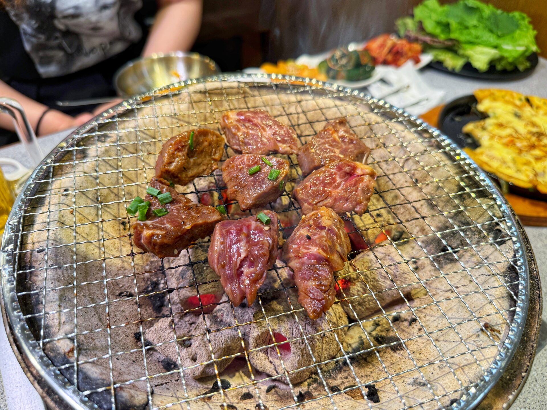 川口市「炭火焼肉ホルモン まる味」厚切りの極上牛タンと極厚ロースに絶品ホルモン焼肉