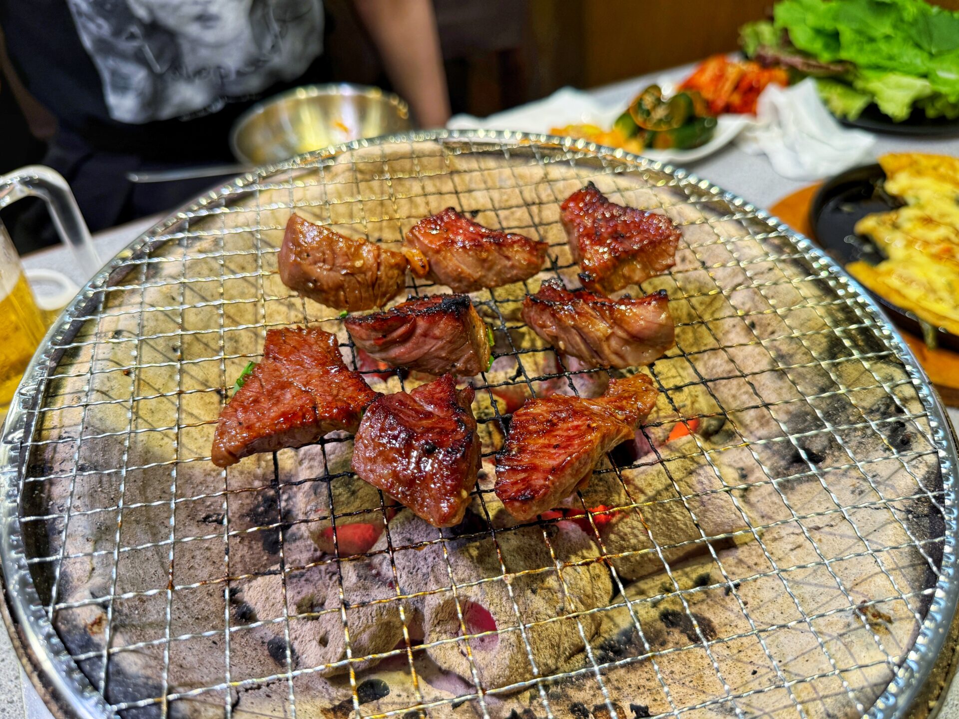 川口市「炭火焼肉ホルモン まる味」厚切りの極上牛タンと極厚ロースに絶品ホルモン焼肉