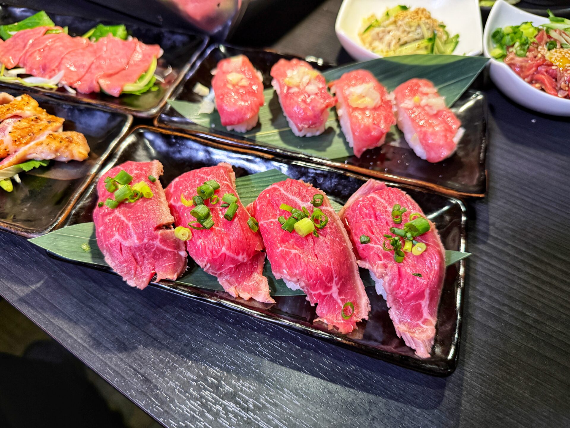 越谷市「新宿食肉センター極 千間台店 和」新鮮な刺しに絶品焼肉のお店で上カルビ1皿500円