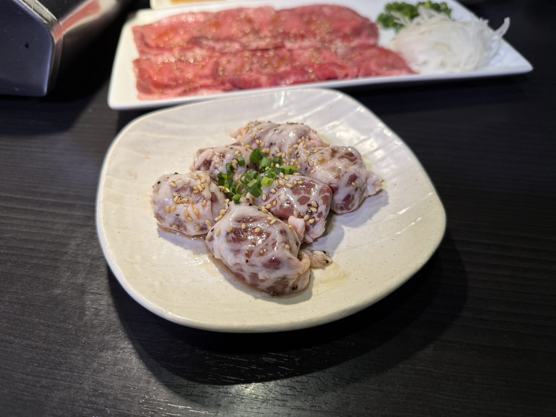 越谷市「新宿食肉センター極 千間台店 和」新鮮な刺しに絶品焼肉のお店で上カルビ1皿500円