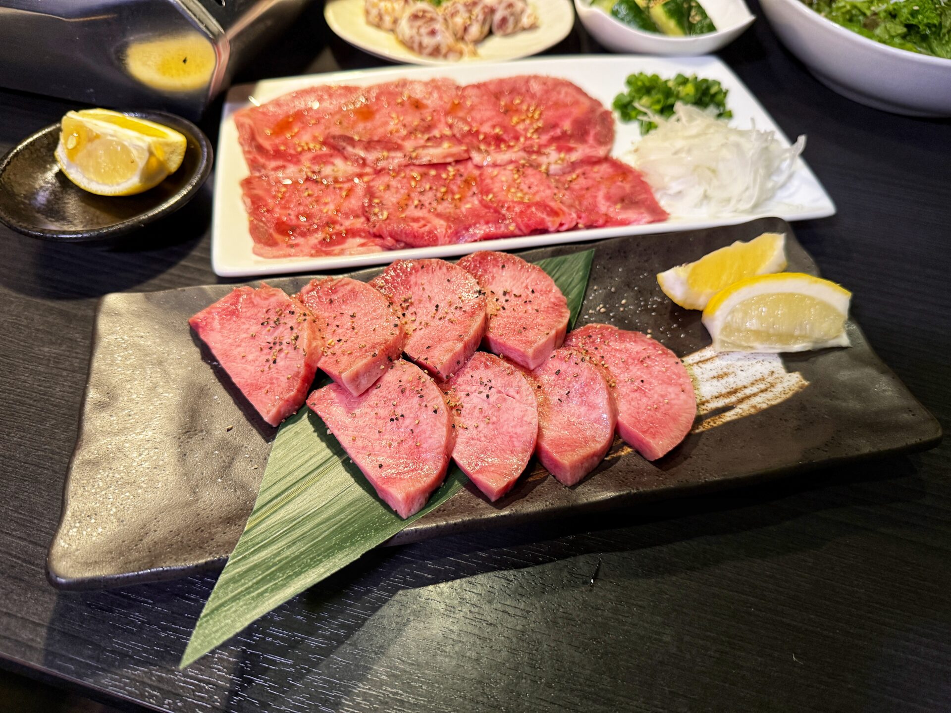 越谷市「新宿食肉センター極 千間台店 和」新鮮な刺しに絶品焼肉のお店で上カルビ1皿500円