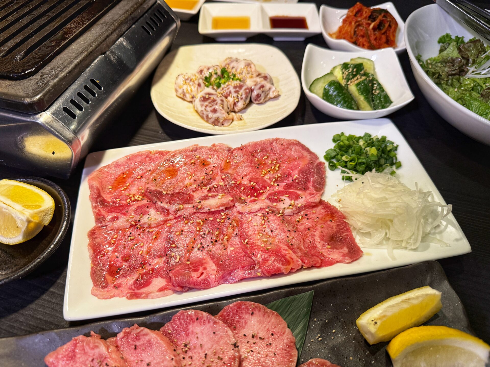 越谷市「新宿食肉センター極 千間台店 和」新鮮な刺しに絶品焼肉のお店で上カルビ1皿500円