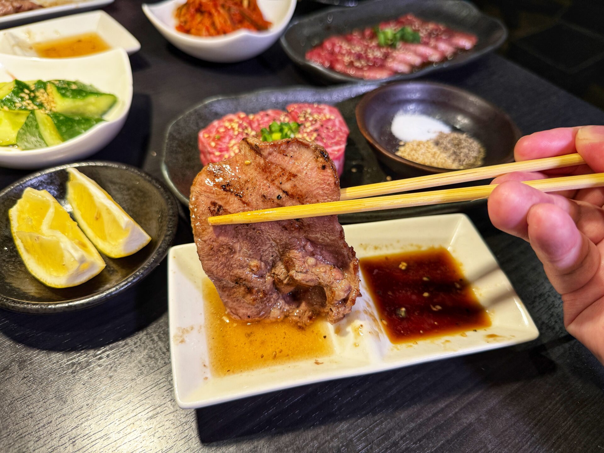 越谷市「新宿食肉センター極 千間台店 和」新鮮な刺しに絶品焼肉のお店で上カルビ1皿500円