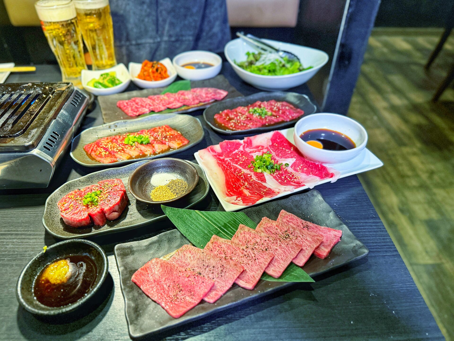 越谷市「新宿食肉センター極 千間台店 和」新鮮な刺しに絶品焼肉のお店で上カルビ1皿500円