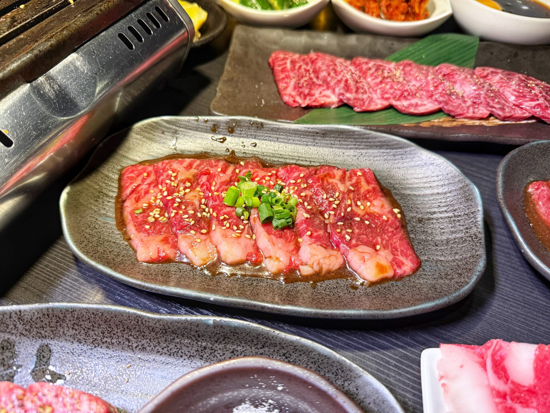 越谷市「新宿食肉センター極 千間台店 和」新鮮な刺しに絶品焼肉のお店で上カルビ1皿500円