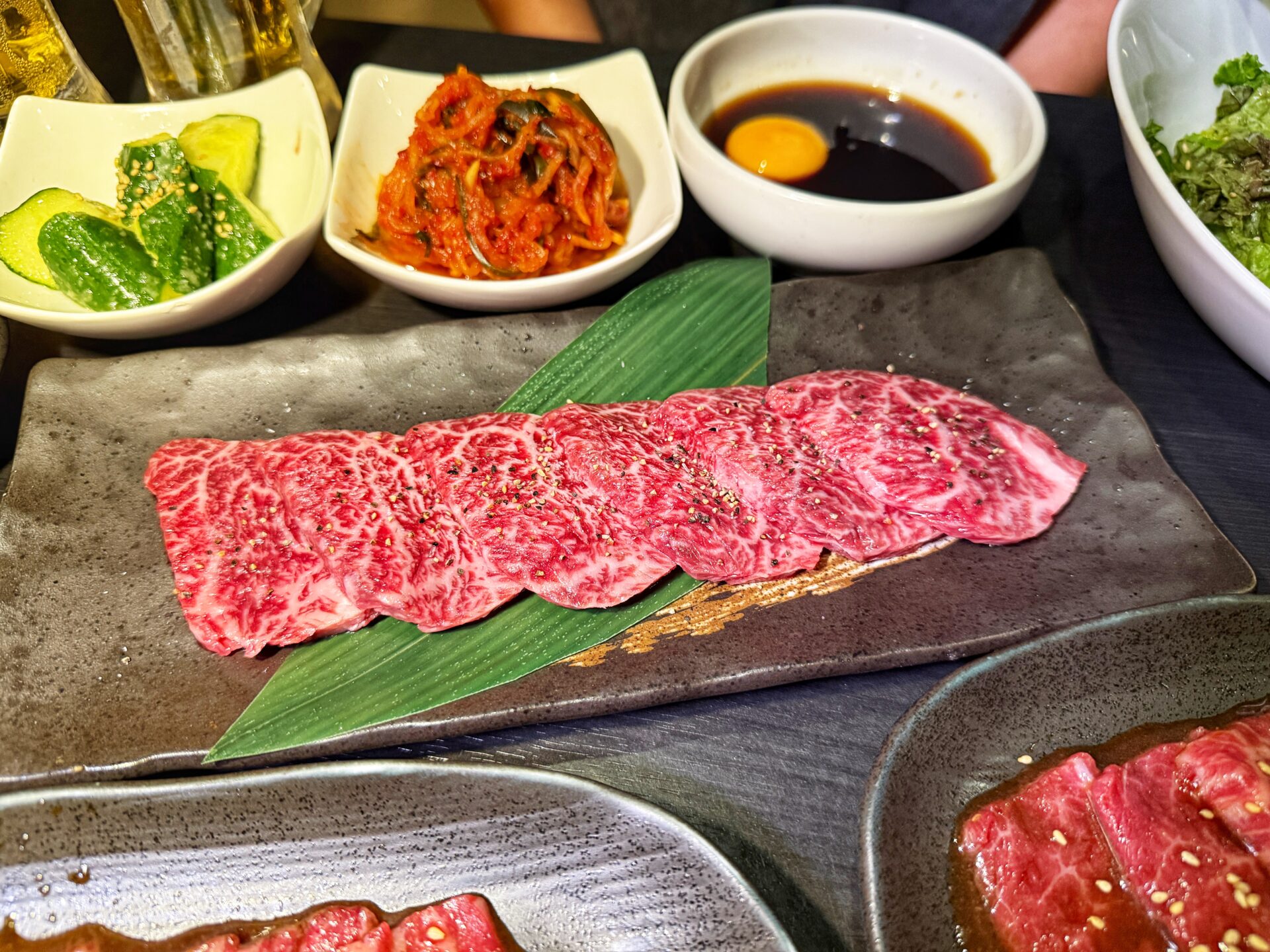 越谷市「新宿食肉センター極 千間台店 和」新鮮な刺しに絶品焼肉のお店で上カルビ1皿500円