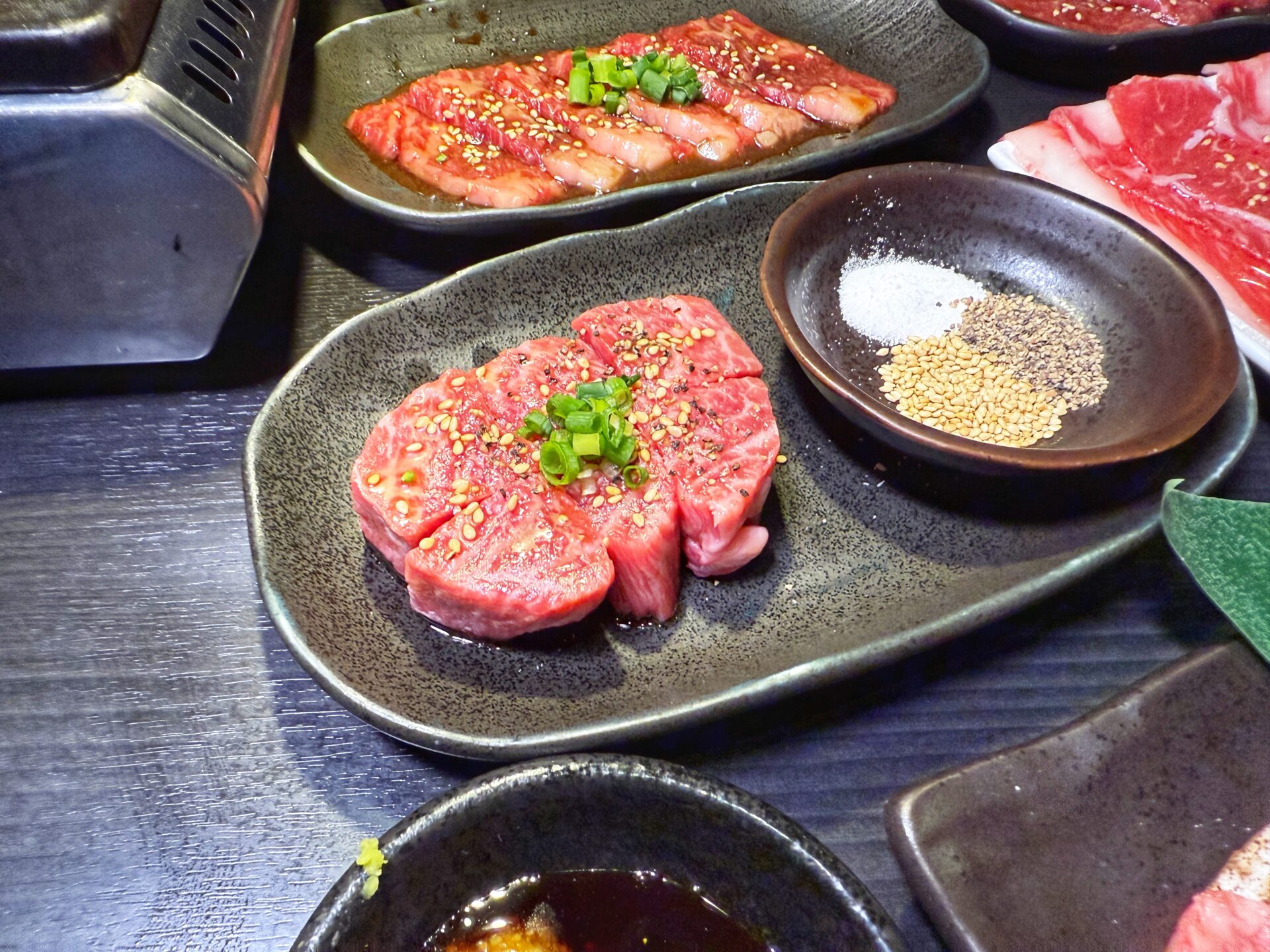 越谷市「新宿食肉センター極 千間台店 和」新鮮な刺しに絶品焼肉のお店で上カルビ1皿500円