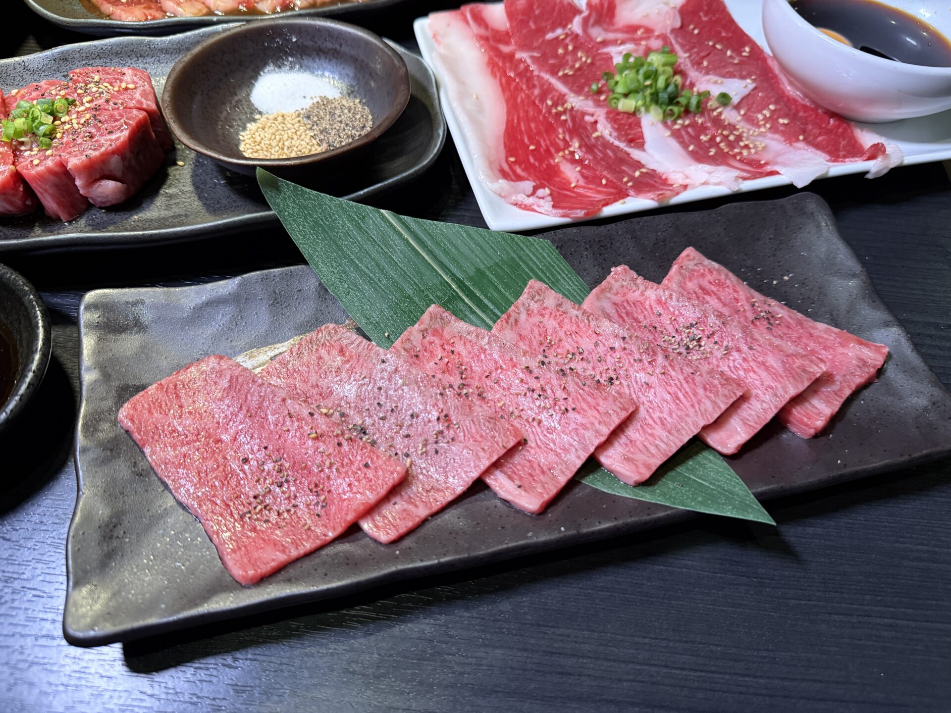 越谷市「新宿食肉センター極 千間台店 和」新鮮な刺しに絶品焼肉のお店で上カルビ1皿500円