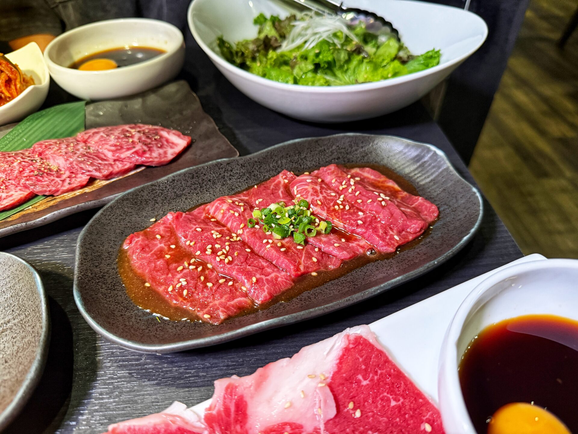 越谷市「新宿食肉センター極 千間台店 和」新鮮な刺しに絶品焼肉のお店で上カルビ1皿500円