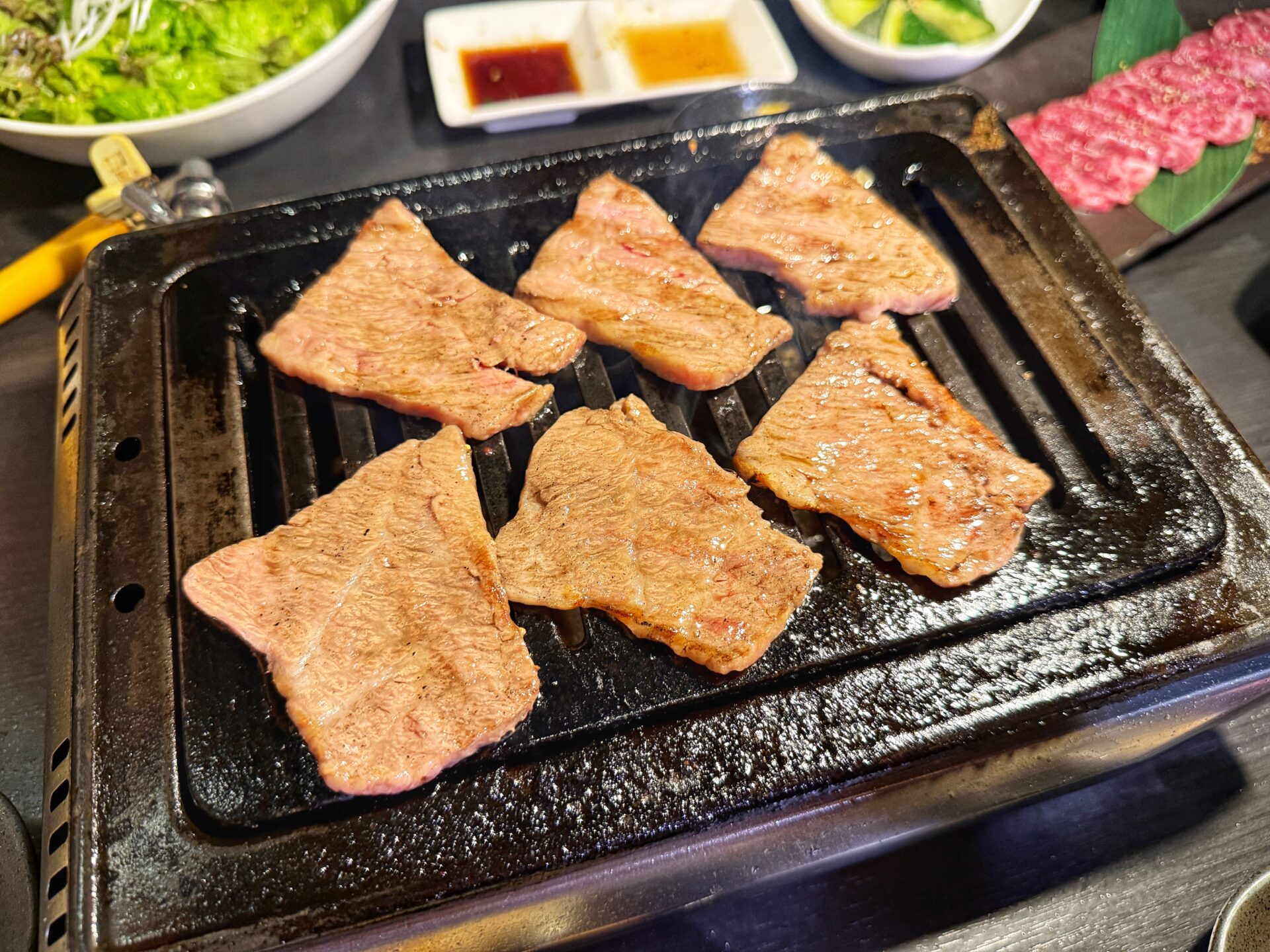越谷市「新宿食肉センター極 千間台店 和」新鮮な刺しに絶品焼肉のお店で上カルビ1皿500円