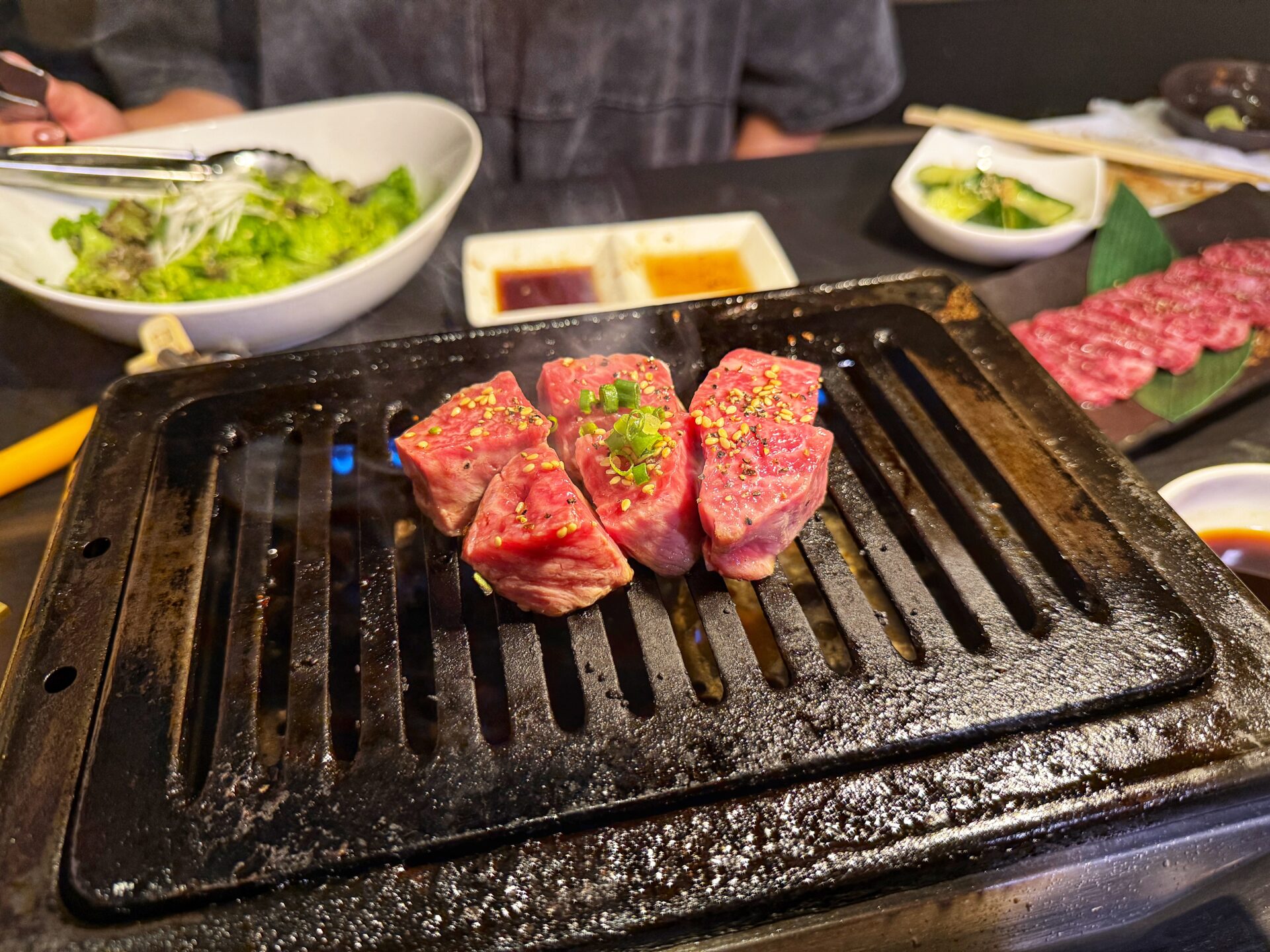 越谷市「新宿食肉センター極 千間台店 和」新鮮な刺しに絶品焼肉のお店で上カルビ1皿500円