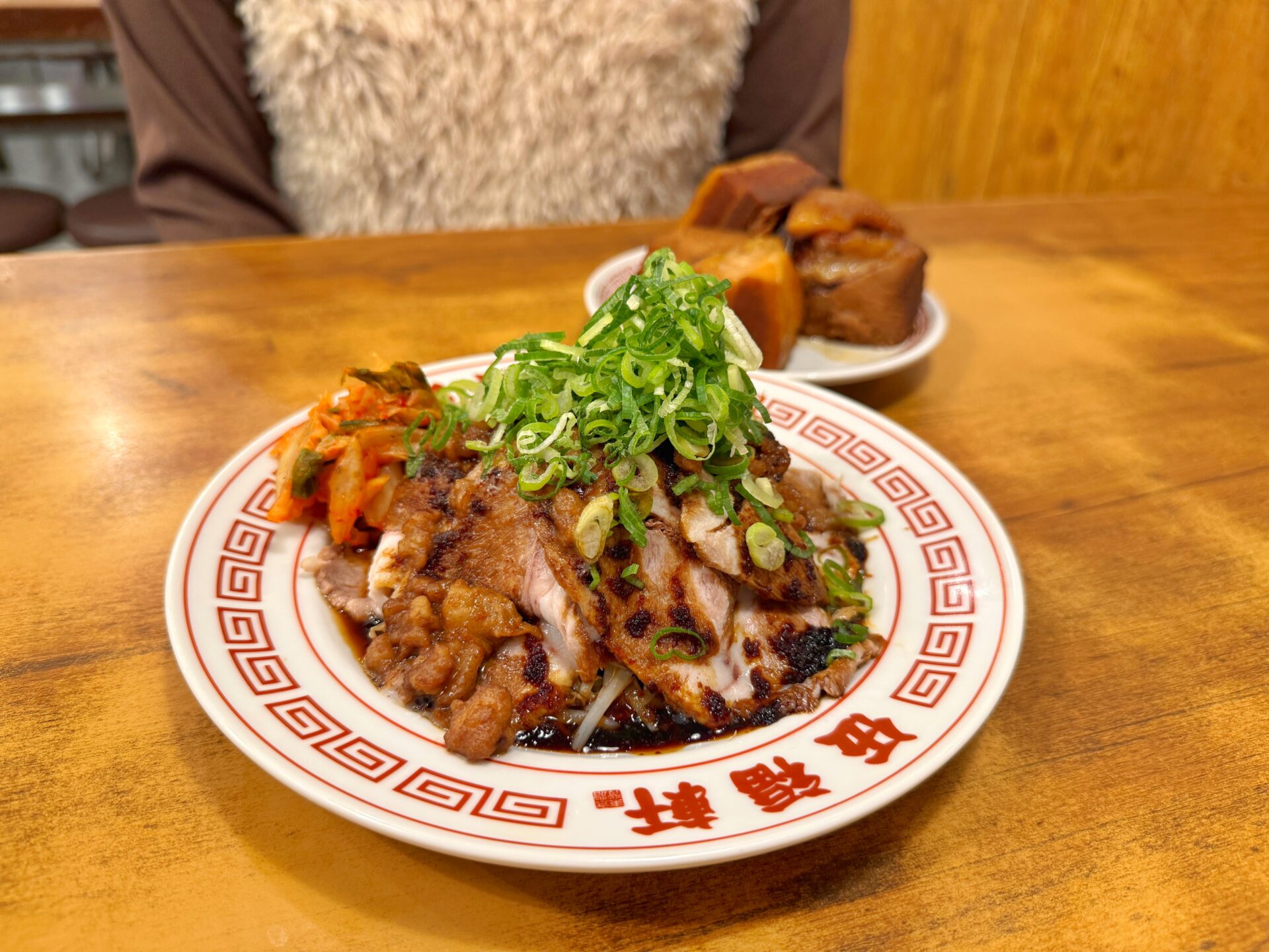 さいたま市大宮区「東京背脂黒醤油ラーメン 伍福軒」デカい角煮てんこ盛り！豪快な一杯が登場