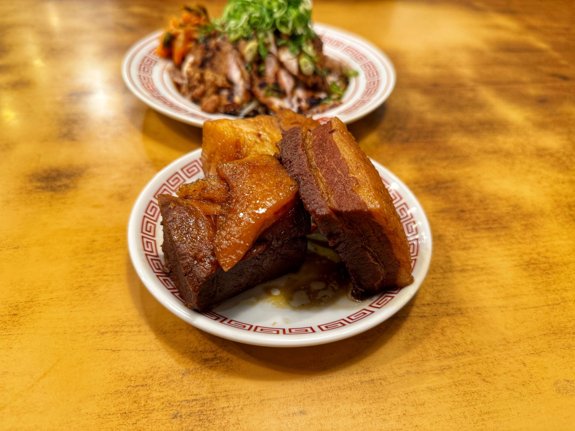 さいたま市大宮区「東京背脂黒醤油ラーメン 伍福軒」デカい角煮てんこ盛り！豪快な一杯が登場
