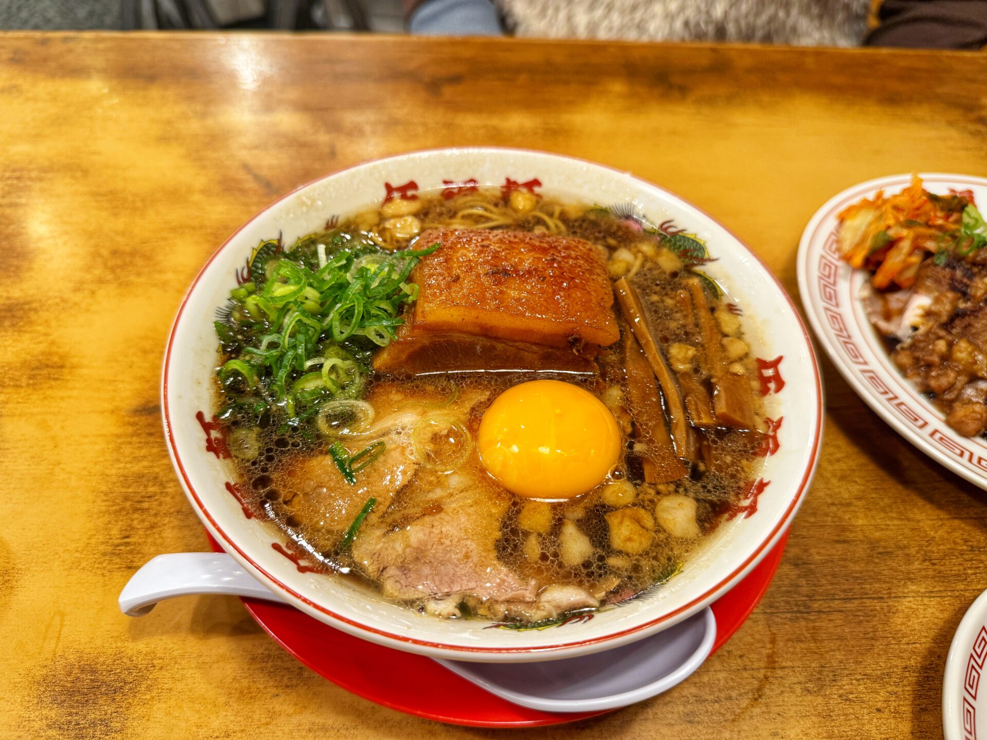 さいたま市大宮区「東京背脂黒醤油ラーメン 伍福軒」デカい角煮てんこ盛り！豪快な一杯が登場