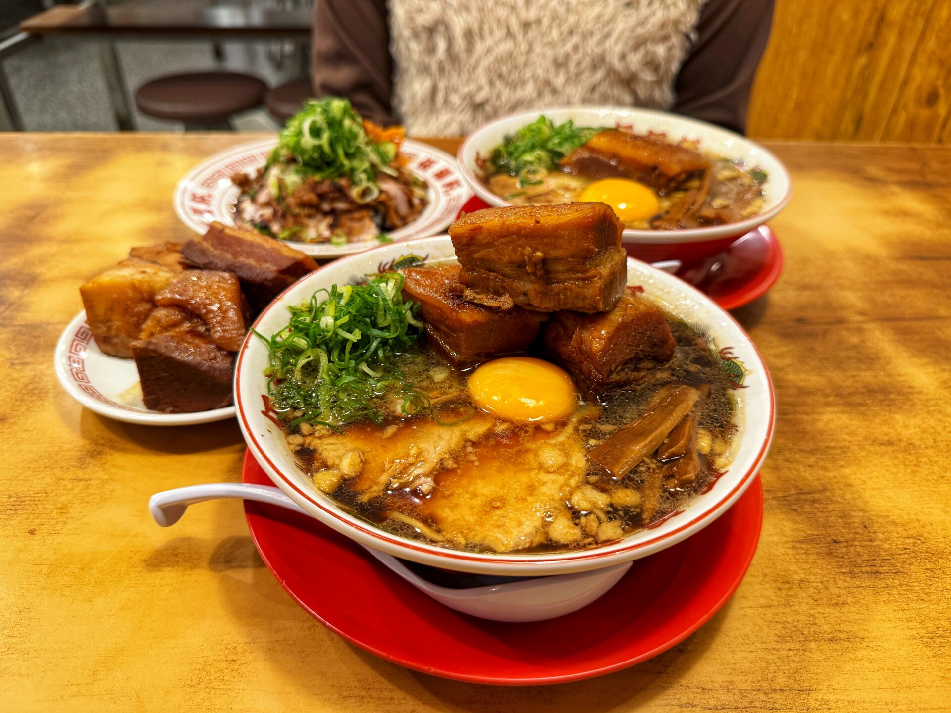 さいたま市大宮区「東京背脂黒醤油ラーメン 伍福軒」デカい角煮てんこ盛り！豪快な一杯が登場