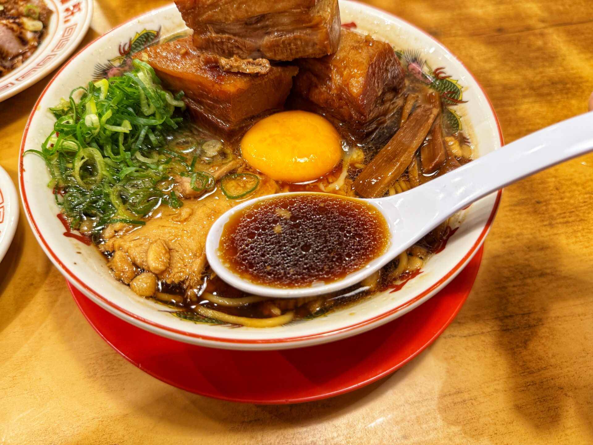 さいたま市大宮区「東京背脂黒醤油ラーメン 伍福軒」デカい角煮てんこ盛り！豪快な一杯が登場
