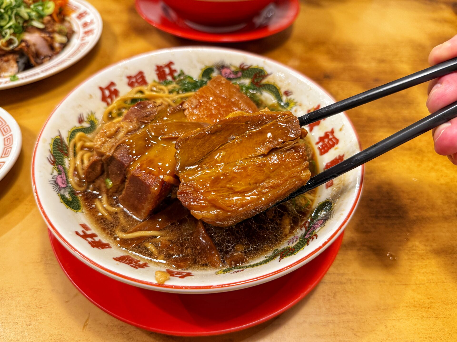 さいたま市大宮区「東京背脂黒醤油ラーメン 伍福軒」デカい角煮てんこ盛り！豪快な一杯が登場