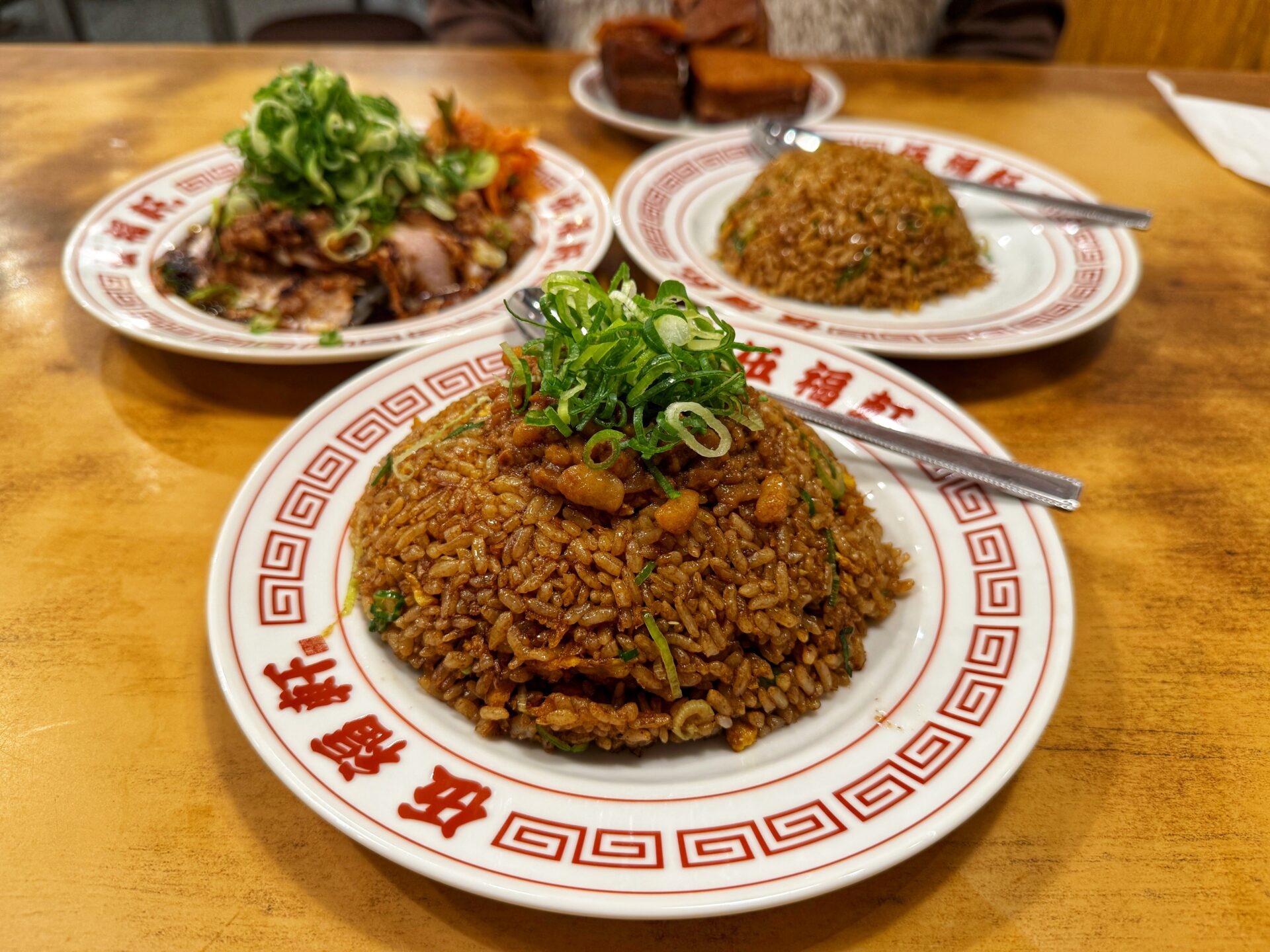 さいたま市大宮区「東京背脂黒醤油ラーメン 伍福軒」デカい角煮てんこ盛り！豪快な一杯が登場