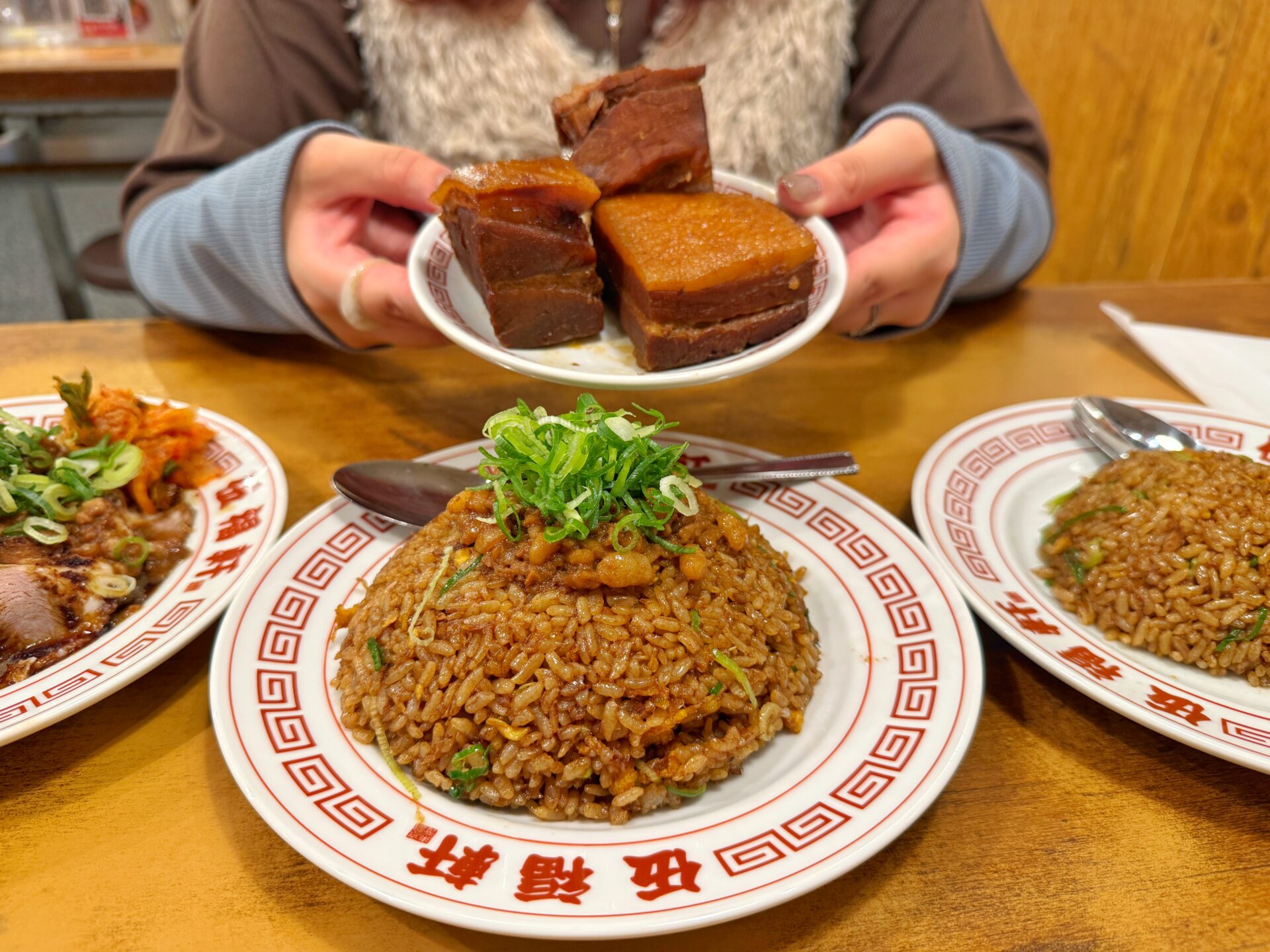 さいたま市大宮区「東京背脂黒醤油ラーメン 伍福軒」デカい角煮てんこ盛り！豪快な一杯が登場
