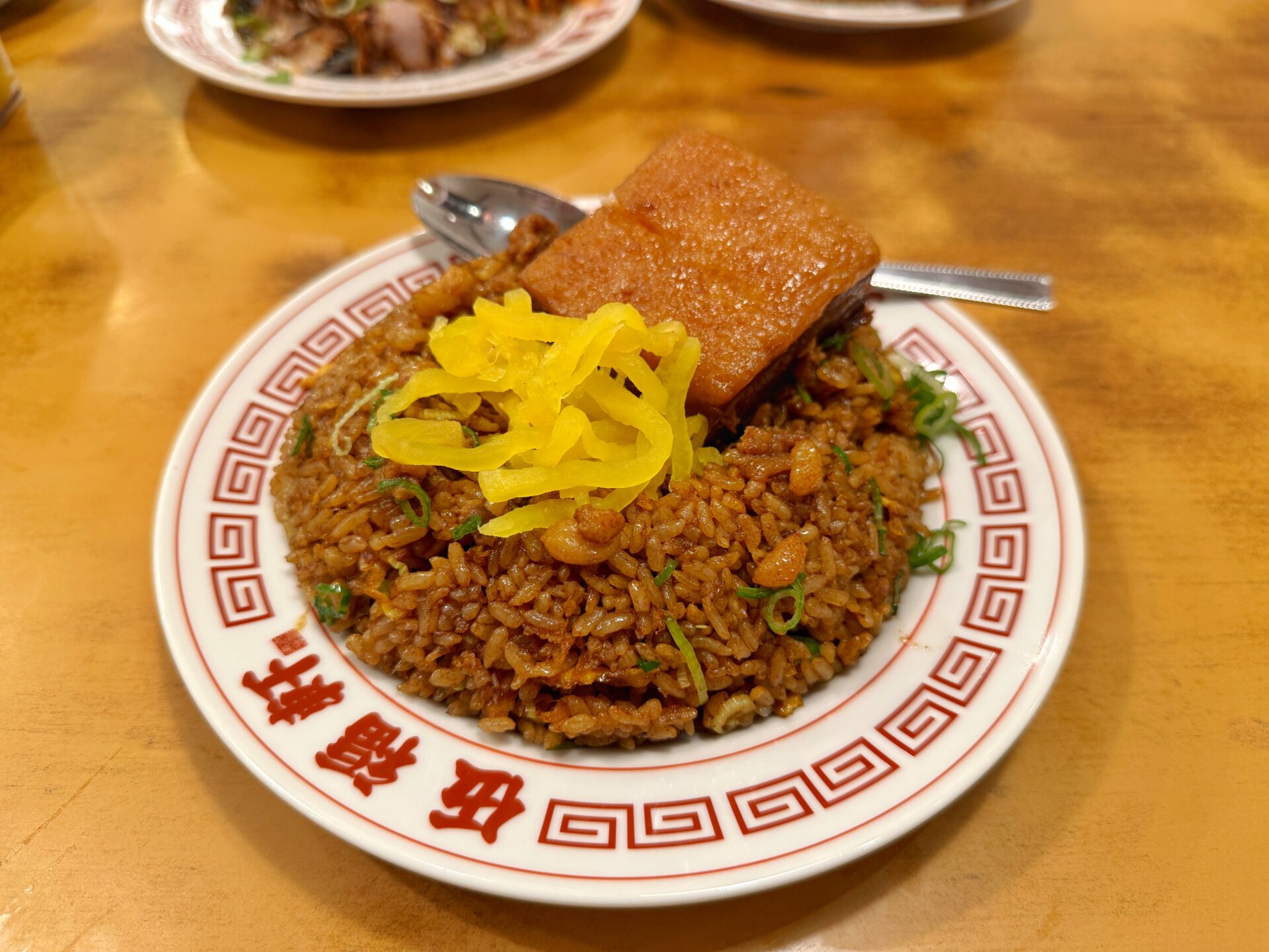 さいたま市大宮区「東京背脂黒醤油ラーメン 伍福軒」デカい角煮てんこ盛り！豪快な一杯が登場