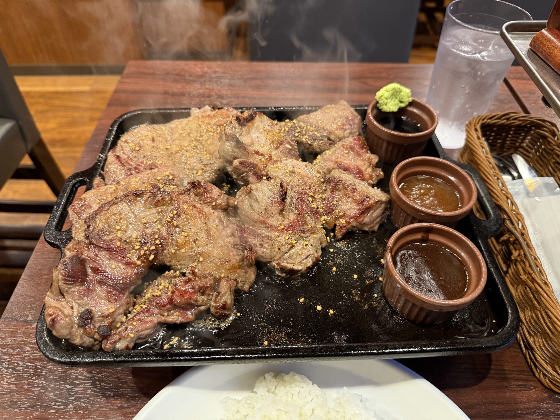 さいたま市大宮区「ステーキマックス大宮店」肉だけでほぼ1キロ…ご飯も爆盛のステーキ定食