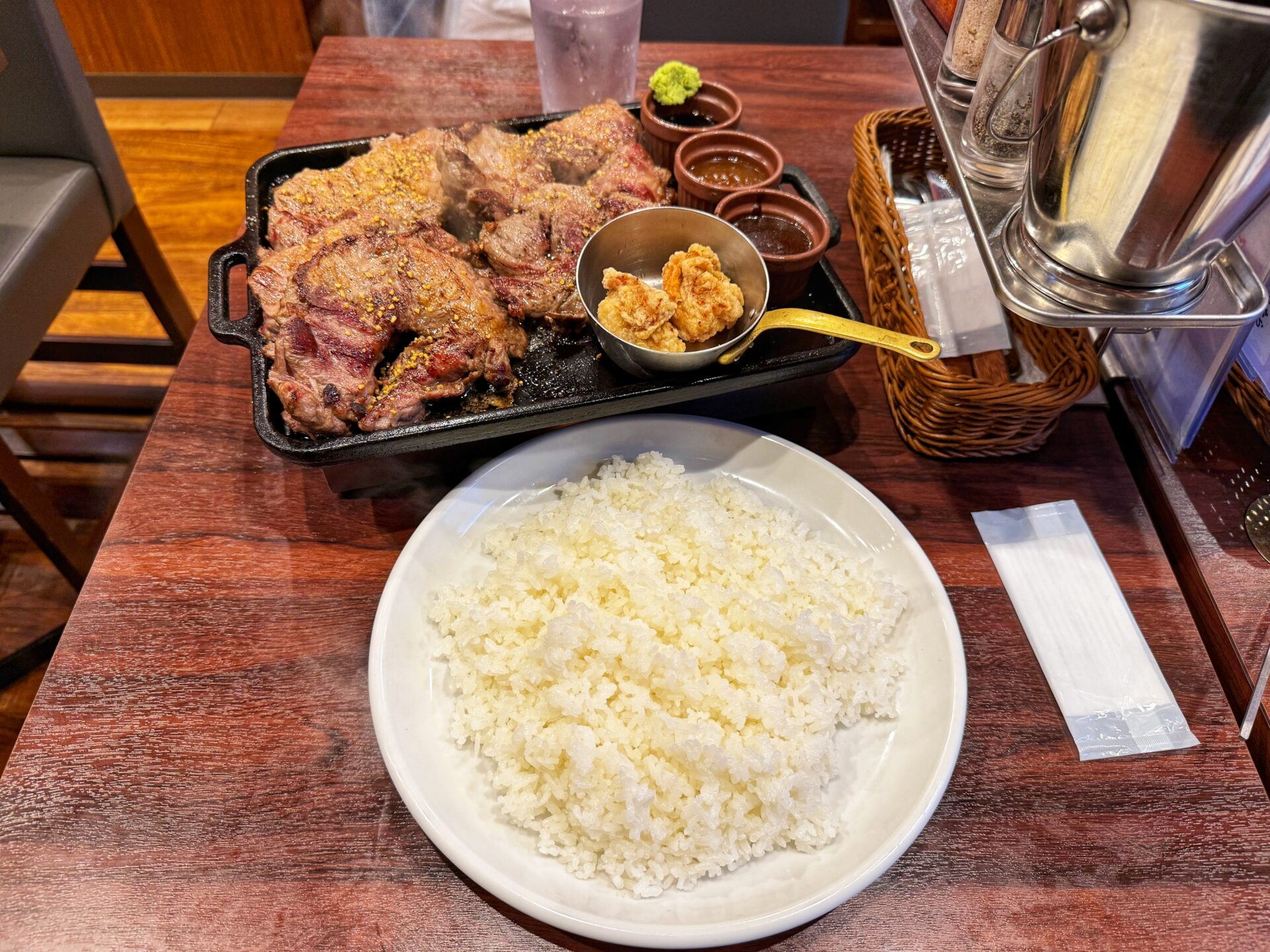 さいたま市大宮区「ステーキマックス大宮店」肉だけでほぼ1キロ…ご飯も爆盛のステーキ定食