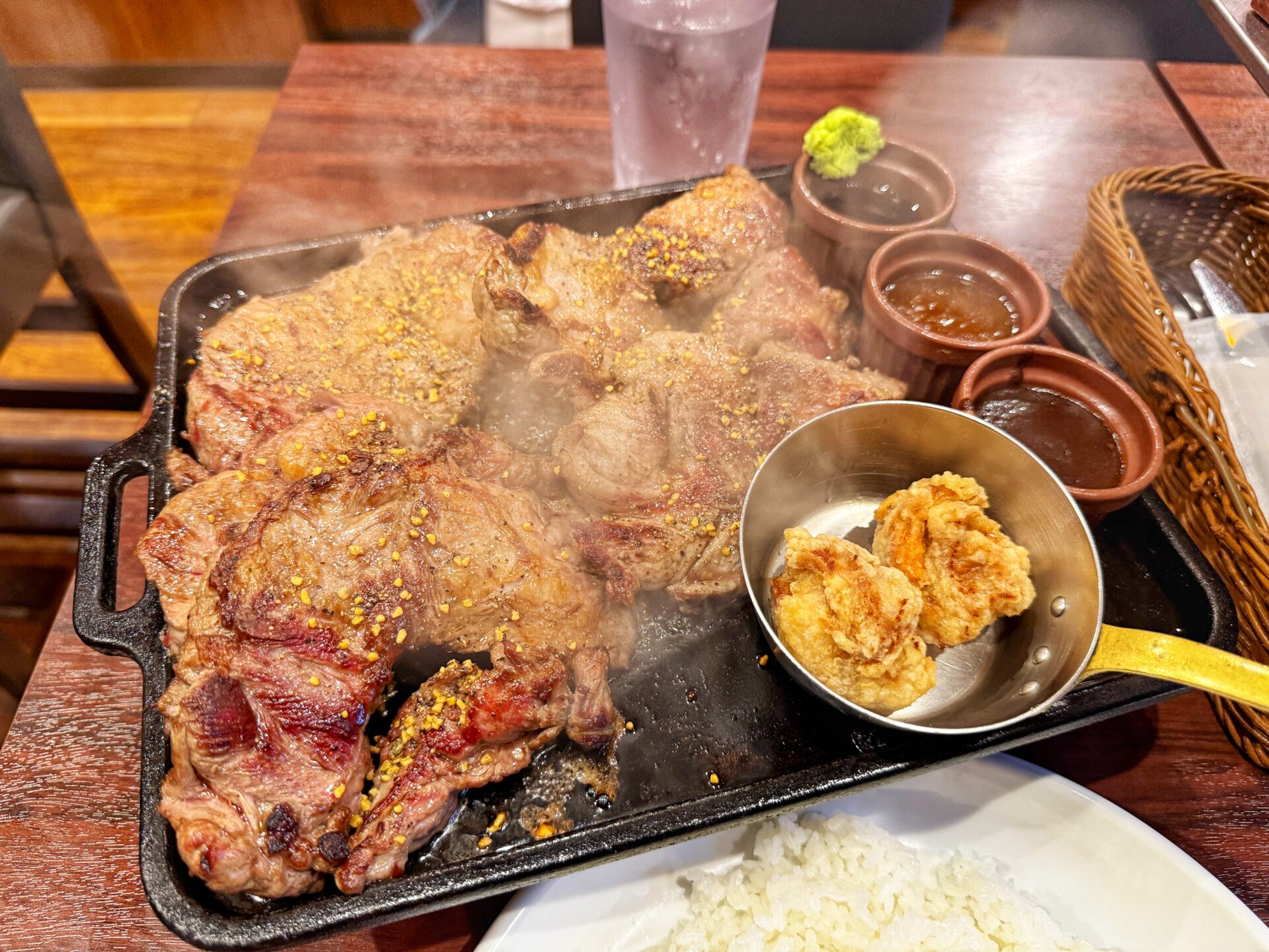 さいたま市大宮区「ステーキマックス大宮店」肉だけでほぼ1キロ…ご飯も爆盛のステーキ定食