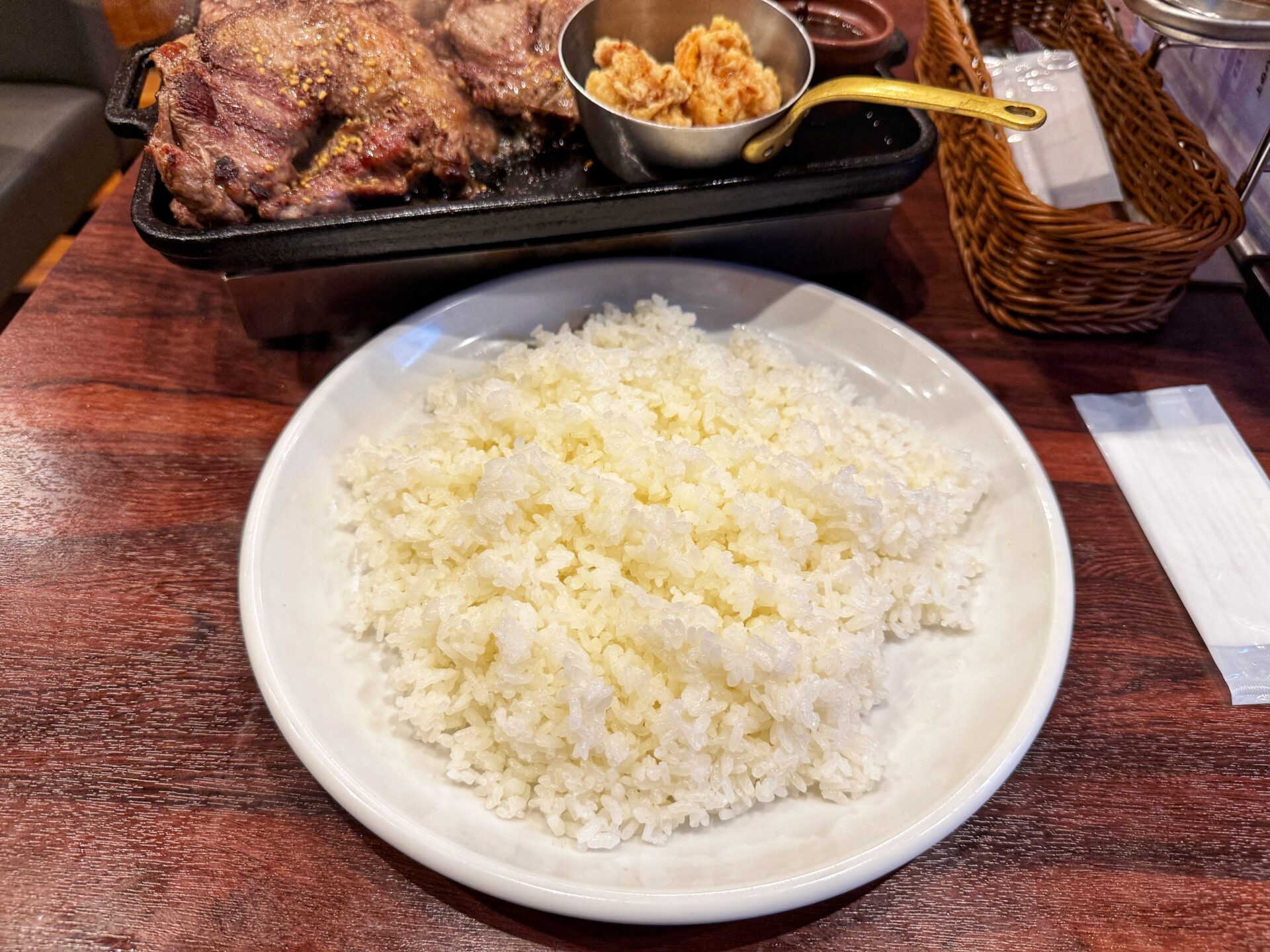 さいたま市大宮区「ステーキマックス大宮店」肉だけでほぼ1キロ…ご飯も爆盛のステーキ定食