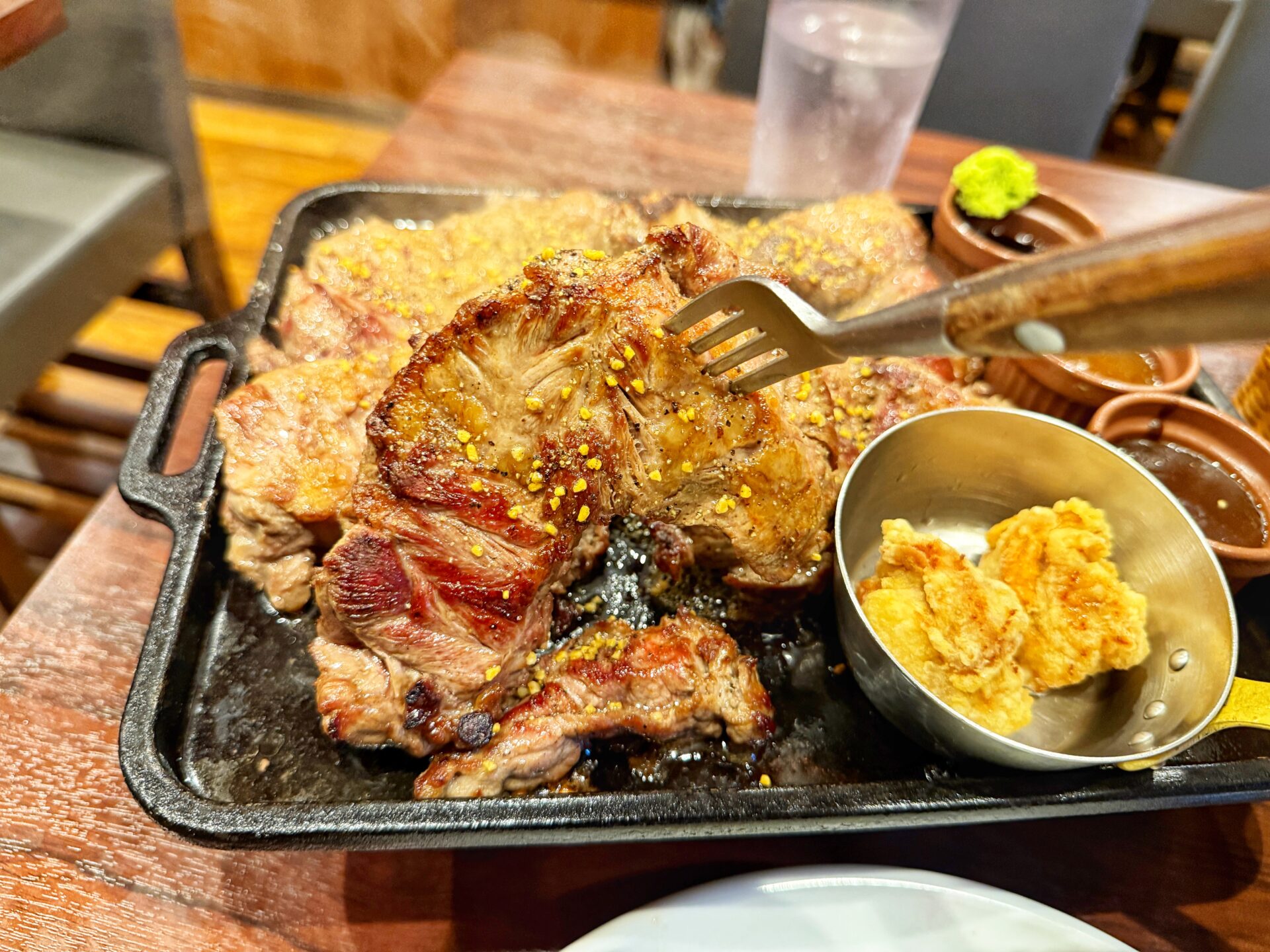 さいたま市大宮区「ステーキマックス大宮店」肉だけでほぼ1キロ…ご飯も爆盛のステーキ定食