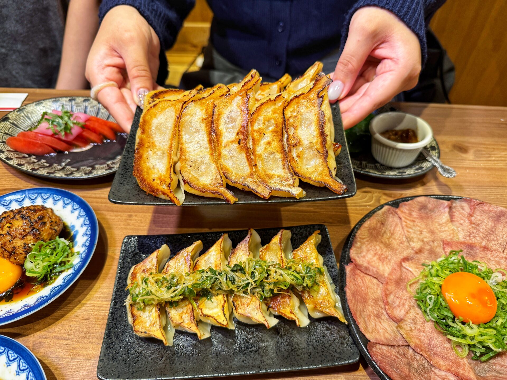 さいたま市「餃子酒場 肉汁とっつぁん大宮店」コスパ崩壊…変幻自在な餃子食べ放題の新店